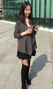 美腿女生活中喜欢穿厚丝袜