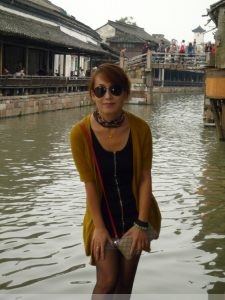 梦花姐姐戴墨镜穿黑色丝袜游览江南小镇