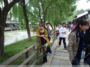 梦花姐姐戴墨镜穿黑色丝袜游览江南小镇