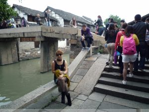 梦花姐姐戴墨镜穿黑色丝袜游览江南小镇