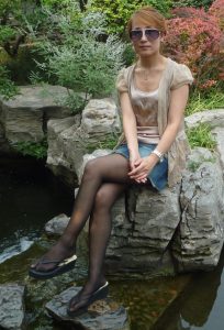 身材高挑纤细的文艺女中国年梦花姐穿人字拖展示丝长腿