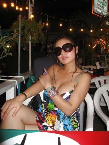 美丽人妻喜欢穿各种吊带低胸裙