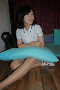 穿棉袜加肉丝的少女裙下有风光