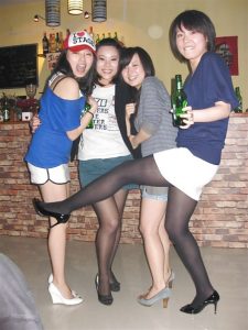 同事美女们聚会中的各种丝袜美腿