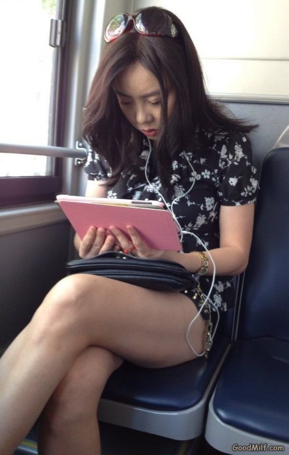 旅途中拍对面美女的美腿[第1张/共4张]