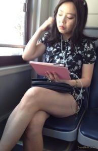 旅途中拍对面美女的美腿