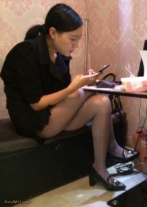 手机拍服装的老板娘的丝袜美腿