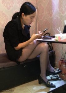 手机拍服装的老板娘的丝袜美腿