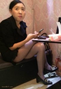 手机拍服装的老板娘的丝袜美腿