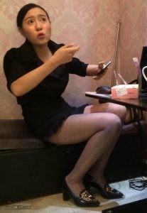 手机拍服装的老板娘的丝袜美腿