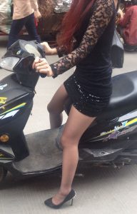 正在小吃部用餐两位上班族熟女的灰丝袜,最后骑电车走了