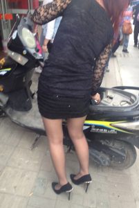 正在小吃部用餐两位上班族熟女的灰丝袜,最后骑电车走了