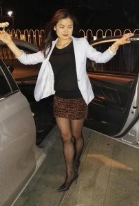 一个穿丝袜高跟鞋的大嫂夜景拍摄