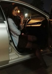 一个穿丝袜高跟鞋的大嫂夜景拍摄