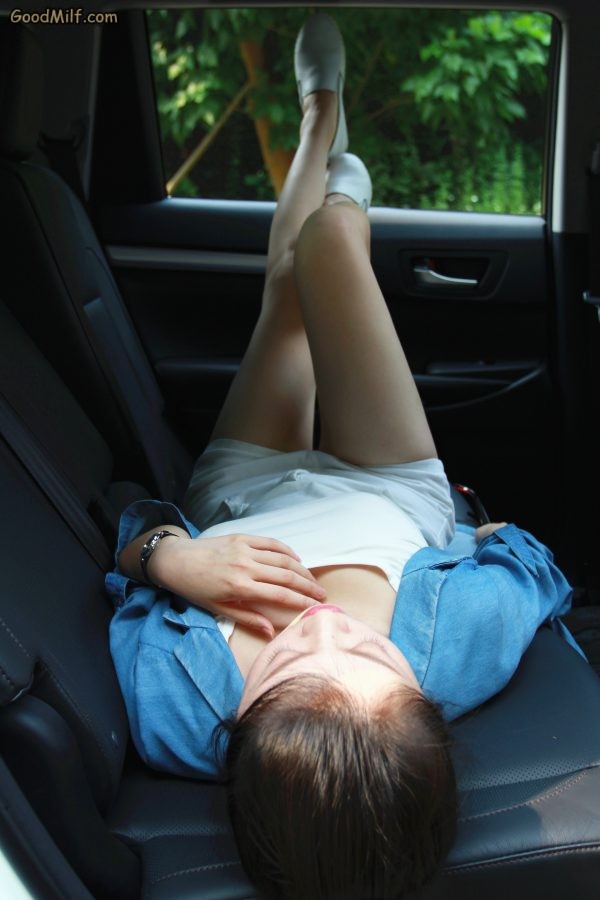 汉兰达车主老婆白色短裤长腿[第2张/共11张]