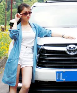 汉兰达车主老婆白色短裤长腿