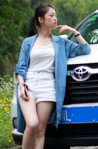 汉兰达车主老婆白色短裤长腿