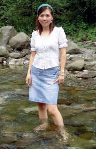 知风姐姐小溪里白腿玉足