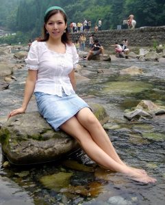 知风姐姐小溪里白腿玉足