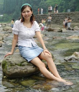 知风姐姐小溪里白腿玉足