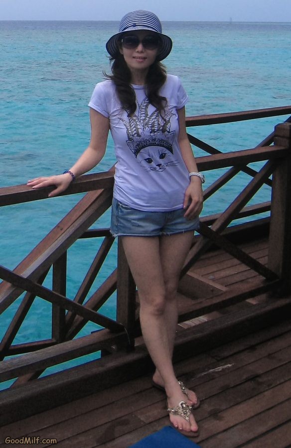 知风姐姐海岛度假短裤美腿[第3张/共15张]