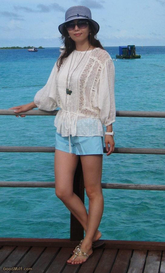 知风姐姐海岛度假短裤美腿[第4张/共15张]