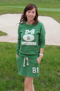 美腿知风姐姐国外度假与大自然融为一体