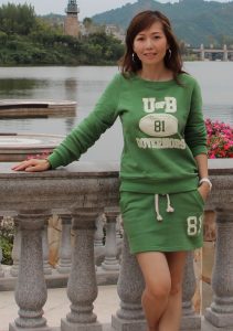 美腿知风姐姐国外度假与大自然融为一体