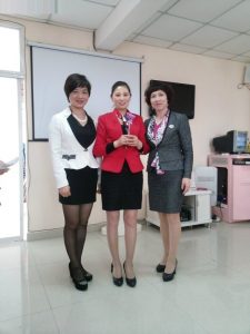 在保险公司上班的制服大姐