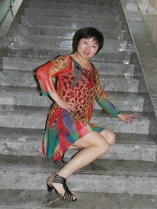 短发舅妈爱穿短裙拍照