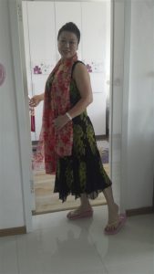 短发舅妈爱穿短裙拍照