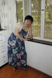 短发舅妈爱穿短裙拍照