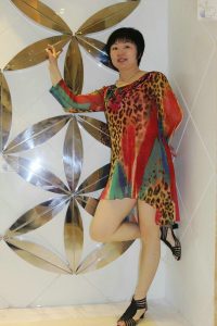 短发舅妈爱穿短裙拍照