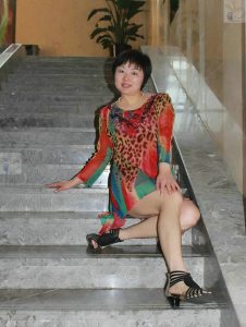 短发舅妈爱穿短裙拍照