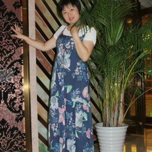 短发舅妈爱穿短裙拍照