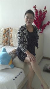 短发舅妈爱穿短裙拍照