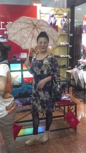 短发舅妈爱穿短裙拍照