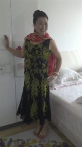 短发舅妈爱穿短裙拍照