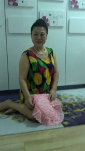 短发舅妈爱穿短裙拍照