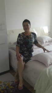 短发舅妈爱穿短裙拍照