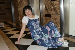 短发舅妈爱穿短裙拍照