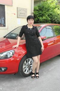 短发舅妈爱穿短裙拍照