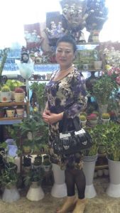 短发舅妈爱穿短裙拍照