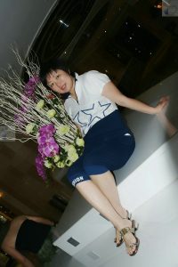 短发舅妈爱穿短裙拍照