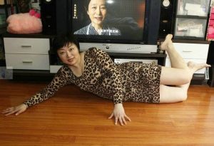 短发舅妈爱穿短裙拍照