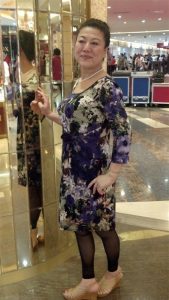 短发舅妈爱穿短裙拍照