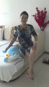 短发舅妈爱穿短裙拍照