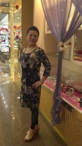 短发舅妈爱穿短裙拍照