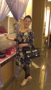 短发舅妈爱穿短裙拍照