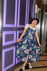 短发舅妈爱穿短裙拍照